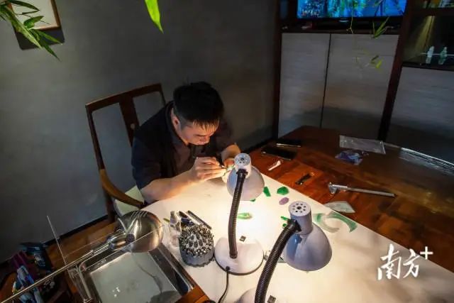 在老蒋工作室里,玉雕大师黄晓蓬正在创作。 图片