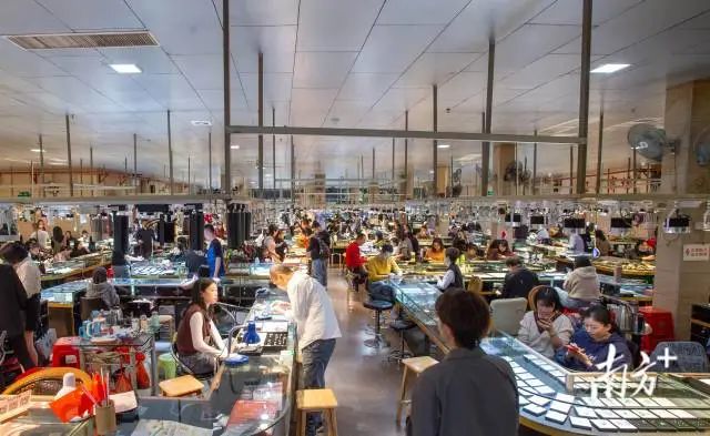 在乔南村,多个珠宝玉器档口汇集于此,形成大型的销售门店。 图片