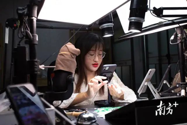 主播郑沛娜正在为直播间里的粉丝们介绍手中的玉器珠宝产品。 图片