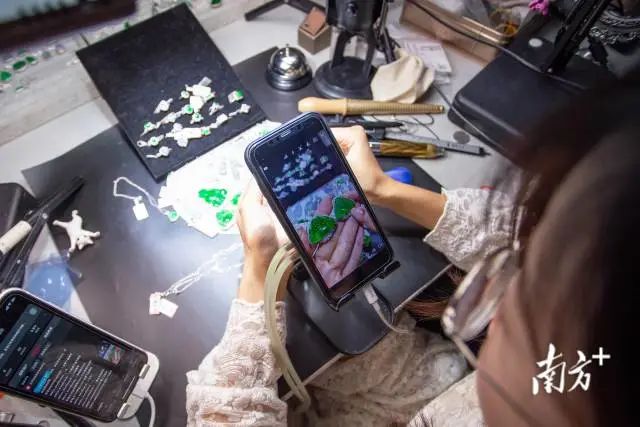 玉器珠宝电商直播。 图片