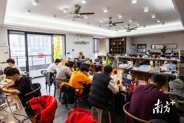 明亮、简洁的老蒋工作室加工基地。 图片